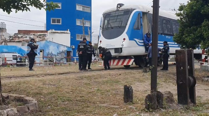 Un joven fue embestido por un tren en el paso nivel de calle Zuviría