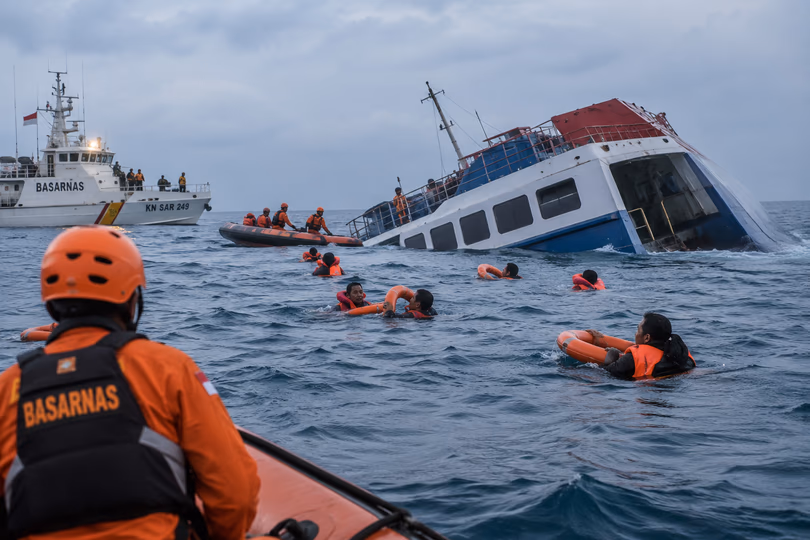 Tragedia en Indonesia: al menos seis muertos y 129 desaparecidos tras el naufragio de un barco