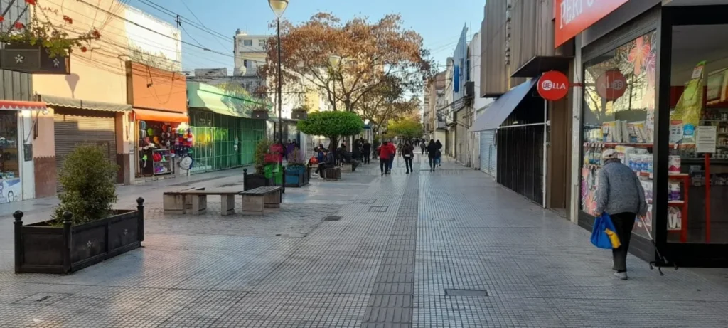 Peatonales con persianas bajas: qué está abierto este lunes en el centro de Salta
