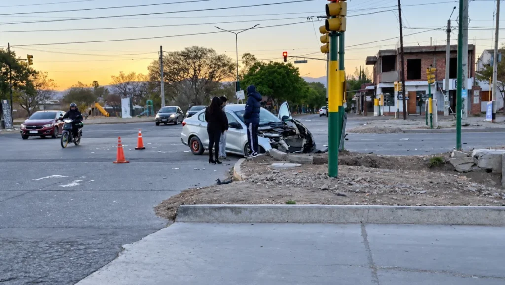 Violento choque entre un auto y un furgón en barrio San Carlos