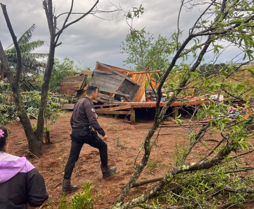 Temporal en Misiones: posible tornado destruyó varias viviendas y dejó un muerto