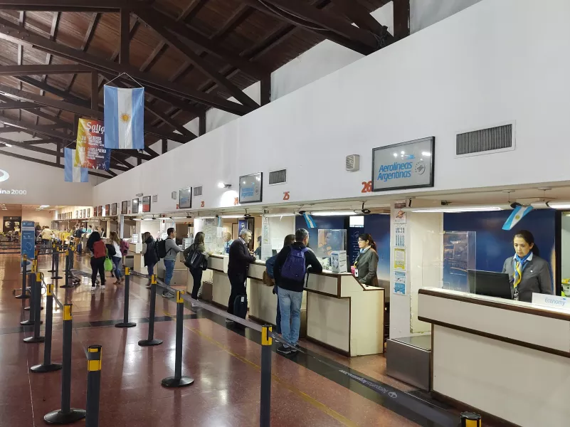 Aeropuerto y pasos fronterizos operan con normalidad este martes en Salta
