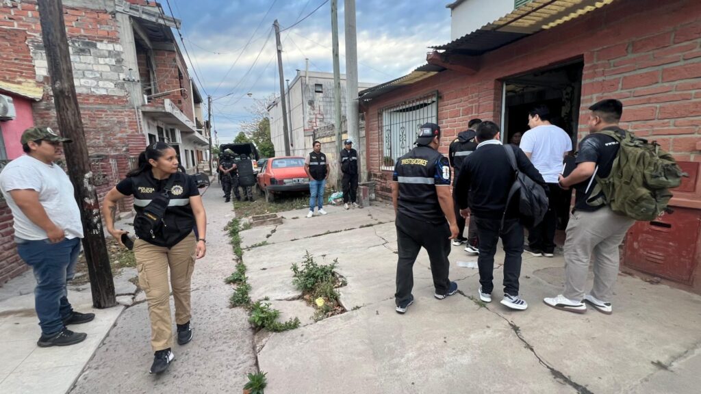 Investigan una trama de 21 estafas: allanamientos en Salta y Jujuy dejaron teléfonos y dólares secuestrados