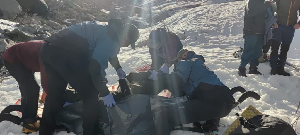 Santa Cruz: murió una turista francesa tras una avalancha en el cerro Crestón