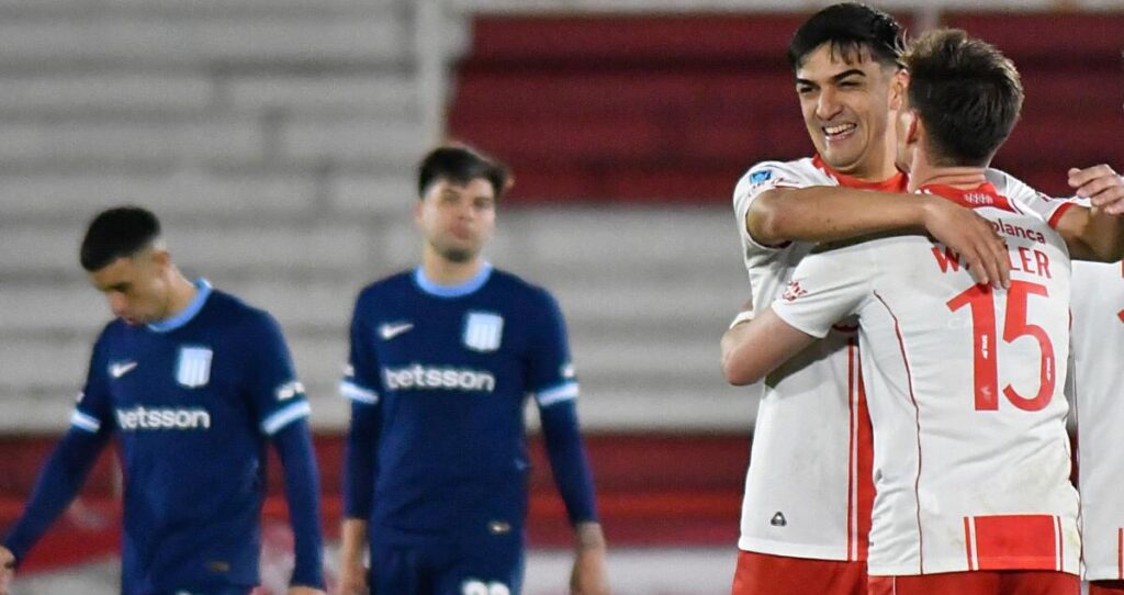 Racing perdió con Huracán en el Torneo Clausura y sigue último