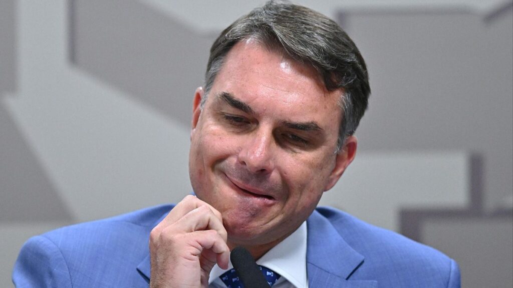 Una investigación a Flávio Bolsonaro por presunta corrupción sacude la campaña en Brasil