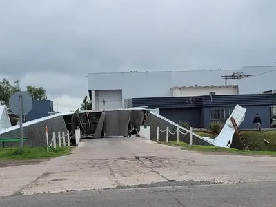 Coronel Moldes: Anegamientos y daños estructurales en el hospital por el temporal