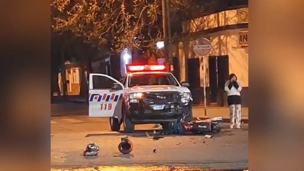Choque entre una camioneta de Bomberos y una moto en zona este: un hombre hospitalizado