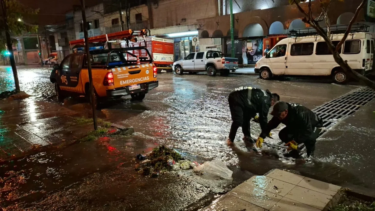 Alerta por tormentas en la ciudad: recomiendan no sacar la basura y evitar zonas anegables