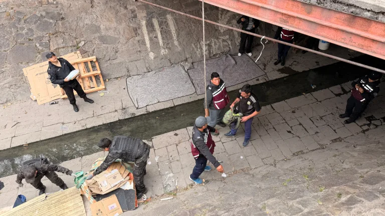 Hallaron armas blancas y documentación de vehículos debajo de un puente en Salta