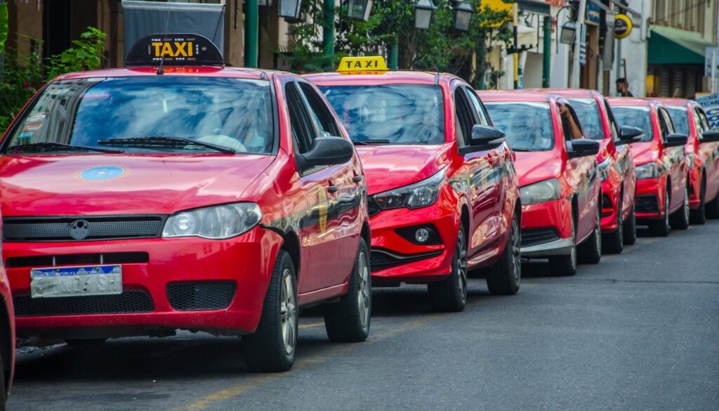 Taxis y remises: prohíben publicidad de casinos y apuestas online en el área metropolitana