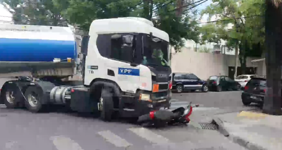 Choque en pleno centro salteño: un camión cisterna de YPF colisionó con una moto