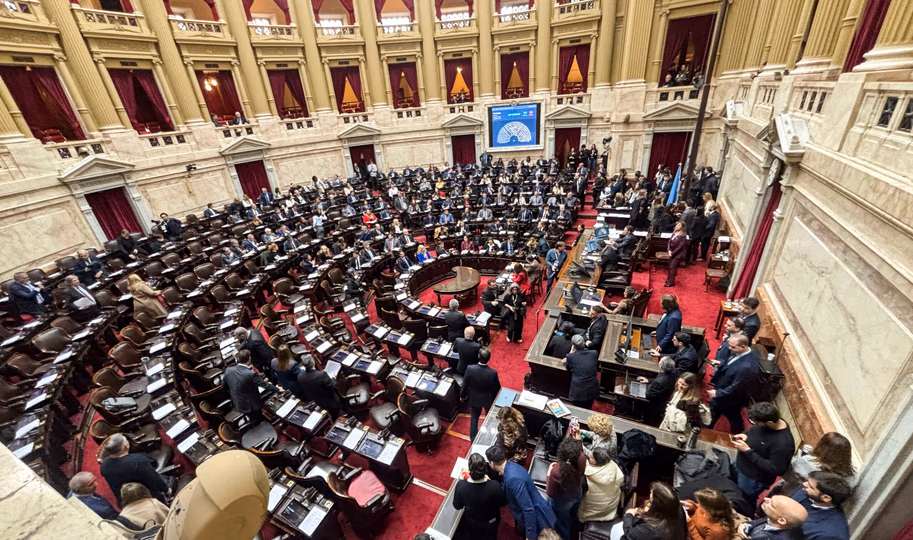Una diputada propone “suspender” por un mes el sueldo de legisladores que insulten en el recinto