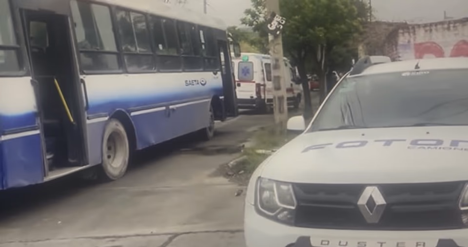 Choque entre un colectivo y una camioneta dejó a un adolescente herido