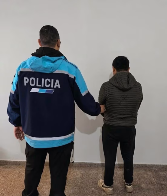 Conmoción en La Plata: hallan asesinada a una mujer en un zanjón y detienen a un hombre que confesó el crimen