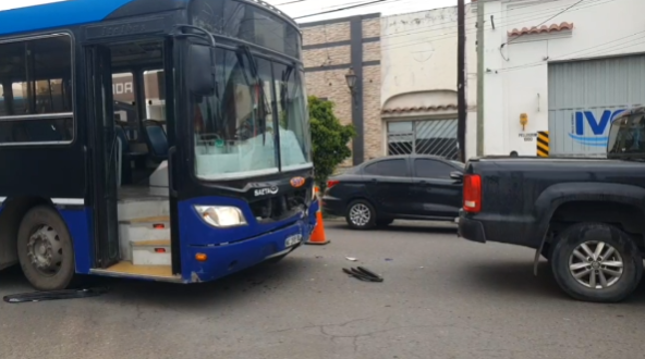 Choque en cadena en Salta: dos colectivos y una camioneta protagonizaron un fuerte impacto