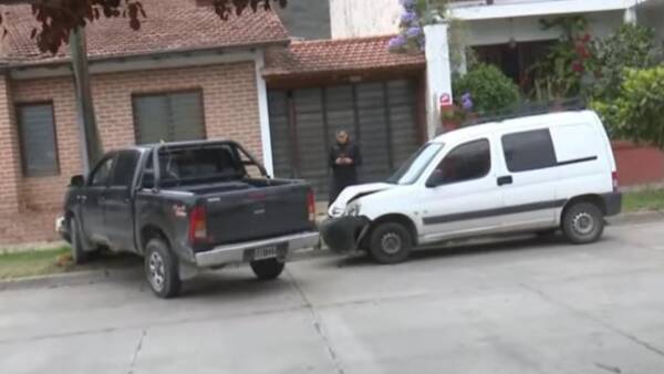 Violento choque en Tres Cerritos: una camioneta impactó contra dos vehículos y un poste