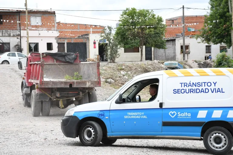 In fraganti: multaron a un camionero que tiraba escombros en el río Arenales