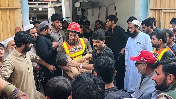 Tragedia en Pakistán: colapsó el techo de una escuela y murieron 27 alumnos y un profesor