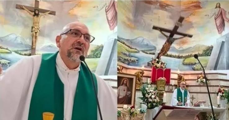 Un sacerdote murió aplastado por una cruz que cayó durante una misa transmitida en vivo