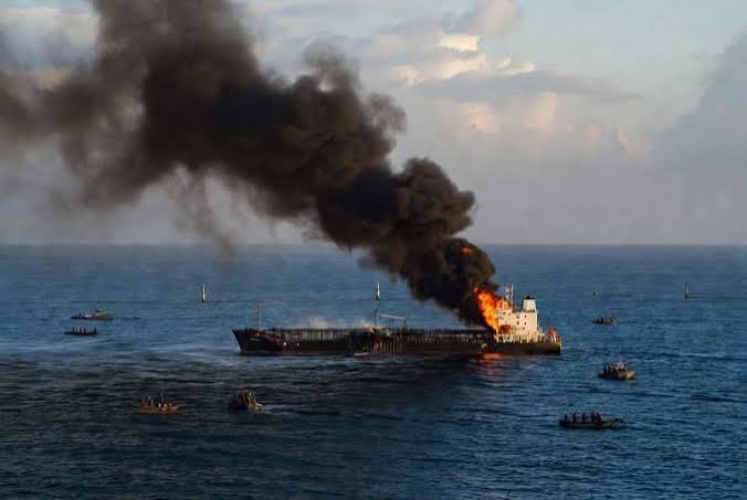 Crece la tensión en Medio Oriente: dos buques petroleros fueron bombardeados en el Estrecho de Ormuz