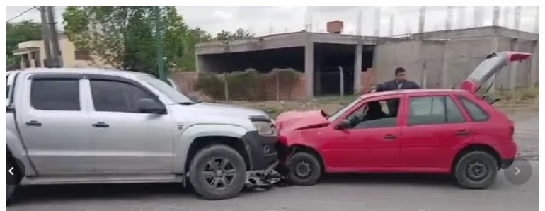 Fuerte choque frontal entre una camioneta y un auto en zona sur
