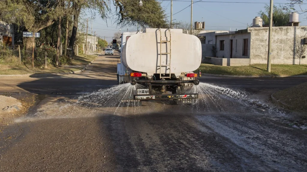 El riego de calles sigue suspendido en El Galpón por una falla en el camión