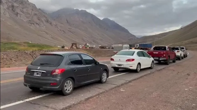 Fuertes vientos mantienen cerrados los pasos a Chile y advierten por lluvias en la frontera con Bolivia