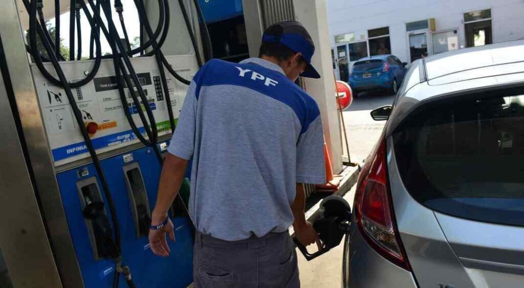 En Salta, la nafta no para de subir: Llenar un tanque cuesta casi $135 mil