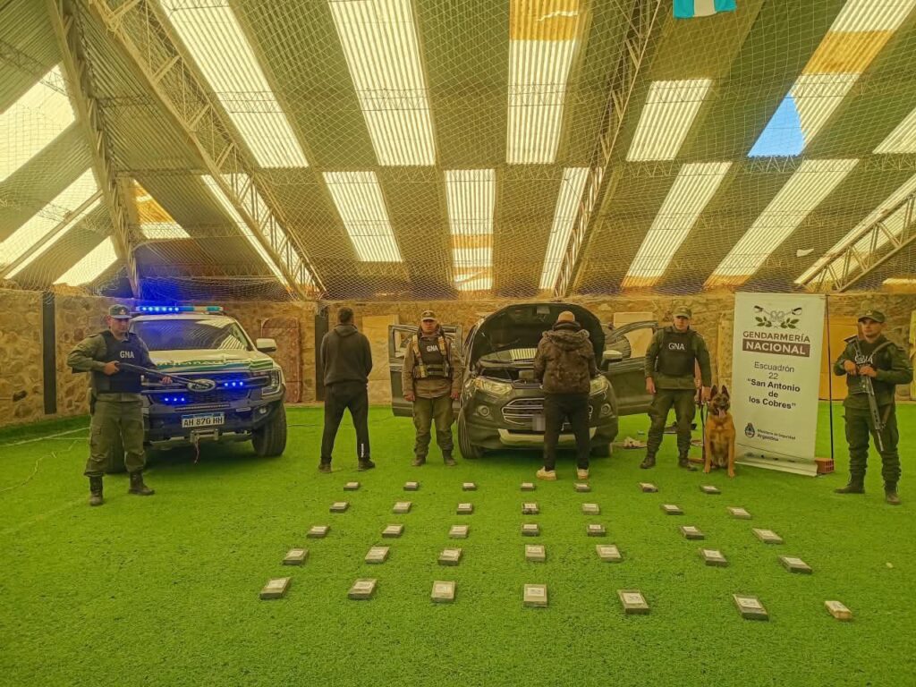 Detuvieron a dos personas que trasladaban 35 kilos de cocaína ocultos en su vehículo