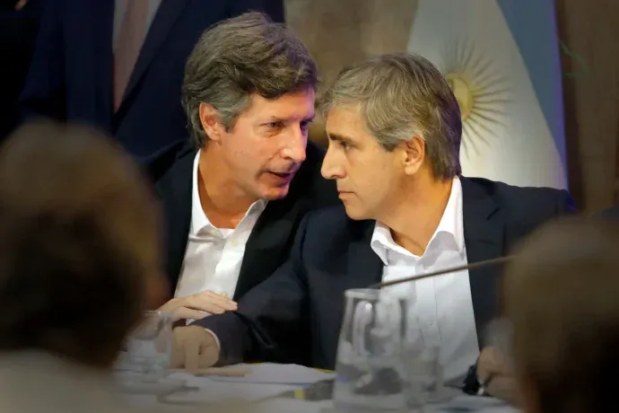 Oro del Banco Central: la Justicia pidió informes para definir si avanza la investigación contra Caputo y Bausili